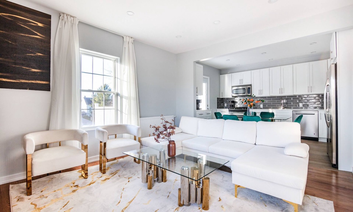 Southeast Yonkers House | Spacious 3BR Home/Backyard/Full Kitchen/Perfect for Families & Groups