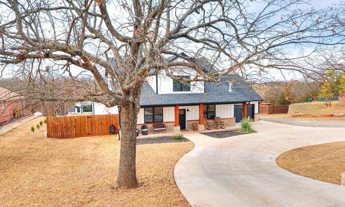 Wellston House | Spacious 4-bedroom, 3-bath, 2-story house in the town of Wellston, Oklahoma