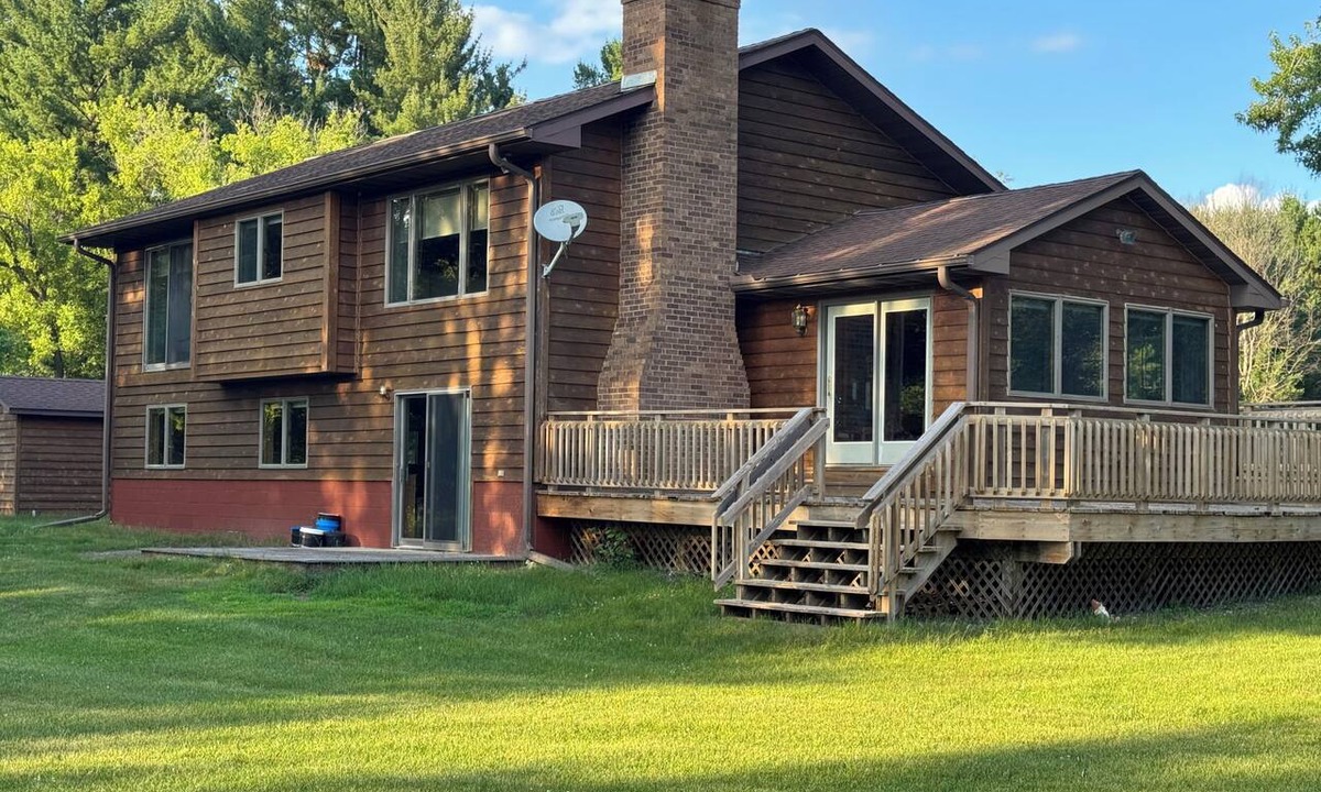 Somerset House | Spacious 4-bedroom Apple River house in beautiful Somerset with AC fitness room