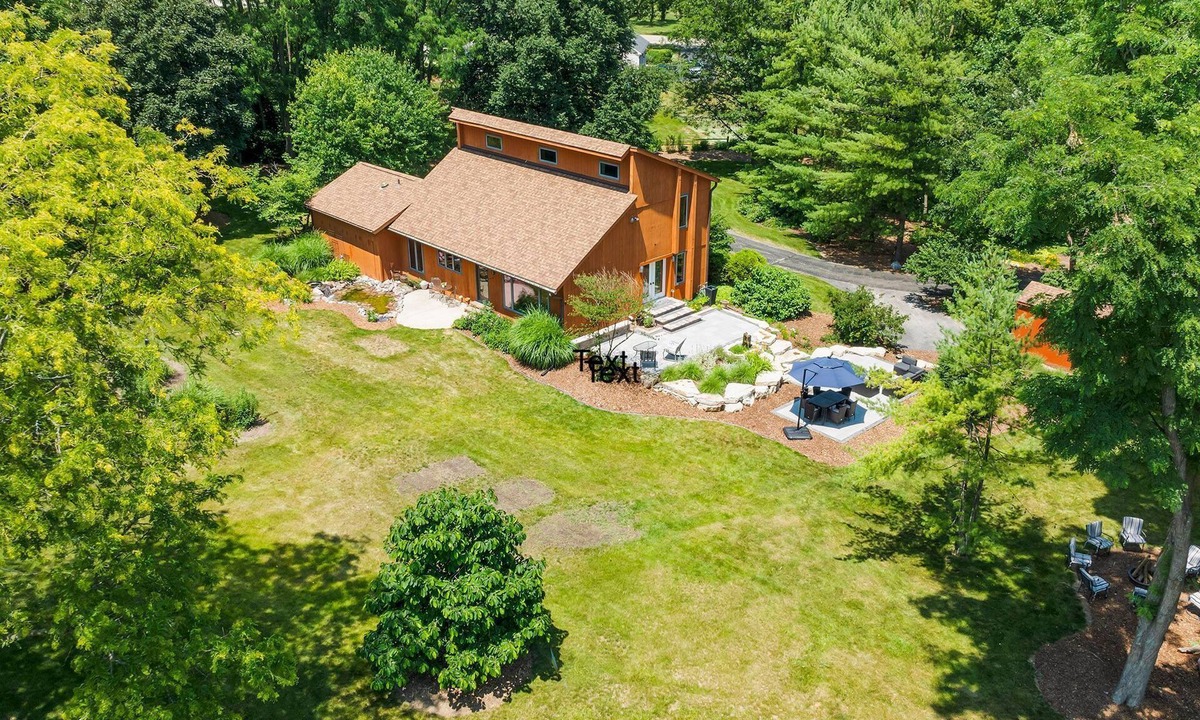 Plato Center House | Spacious 4-bedroom getaway with beautiful patio garden & fitness room, Wifi
