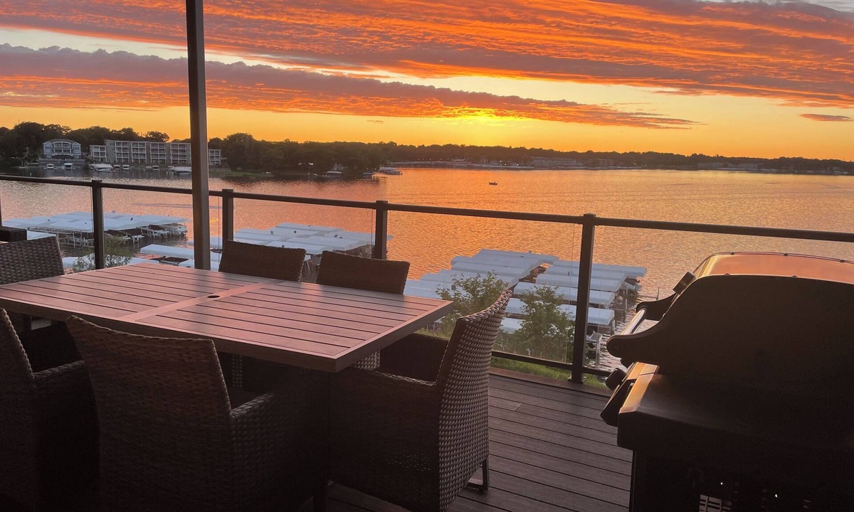 Arnolds Park Condo | Spacious 4 Bedroom Lakefront Luxury. Panoramic Views & 6 waterpark passes at BB.