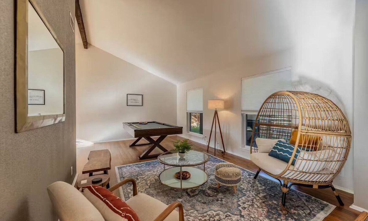 North Austin Civic Association House | Spacious 4-Bedrooms House with AC Near Domain & Q2, Sleeps 10, Patio + BBQ