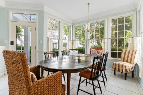 Bayside House | Spacious 4BR Home Pools Bikes Balcony