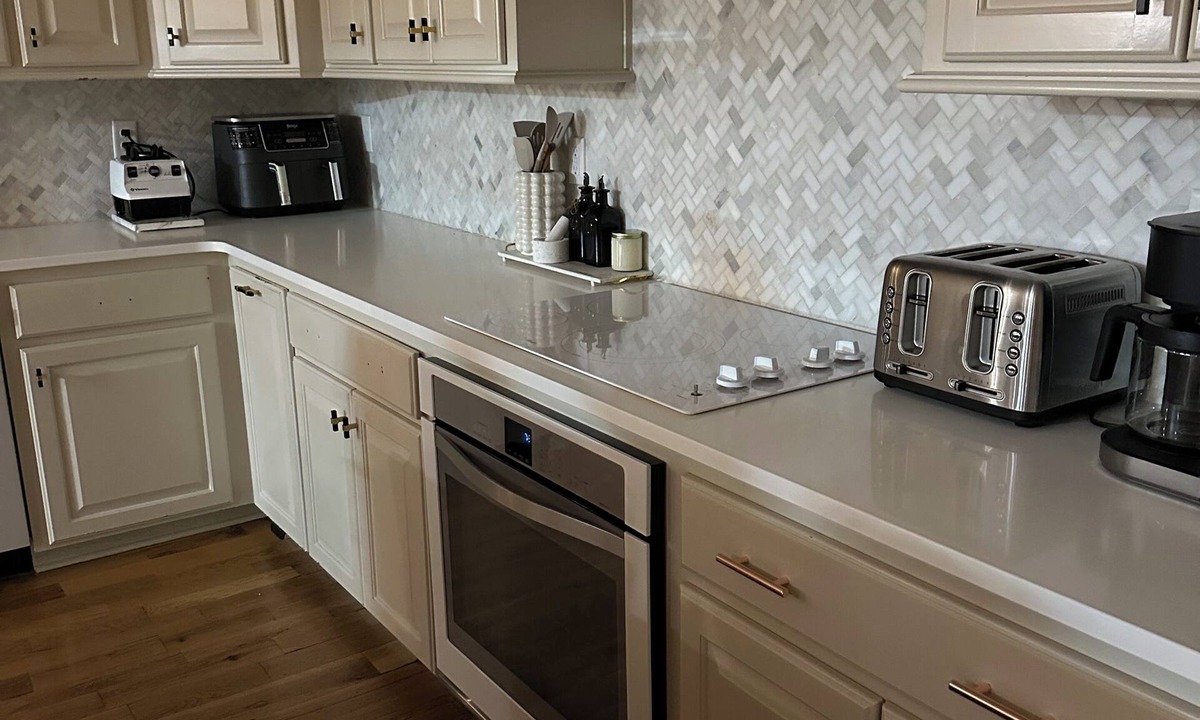 Bucyrus House | Spacious 5-bedroom house in brilliant Overland Park with AC. Ideal for Major International Sporting Event Cup