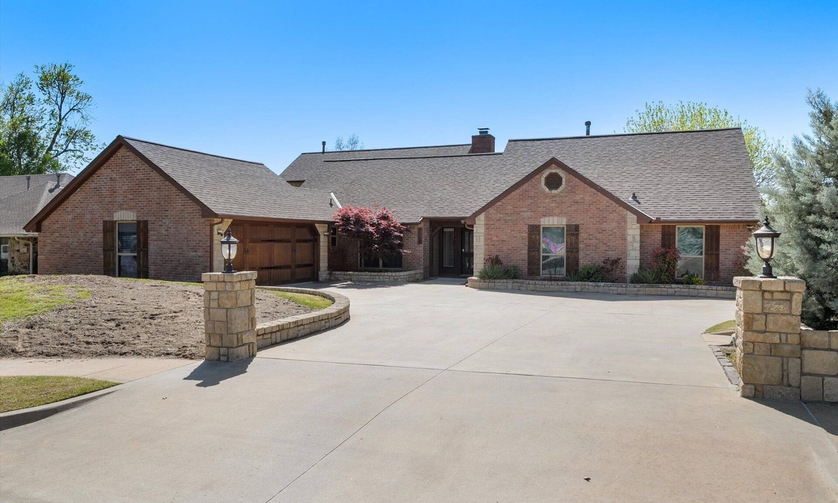 Norman House | Spacious 5-bedroom/4.5 bath home in lovely Norman with heated swimming pool