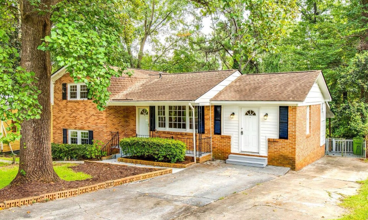 Eau Claire House | Spacious 5-bedroom house in serene Columbia