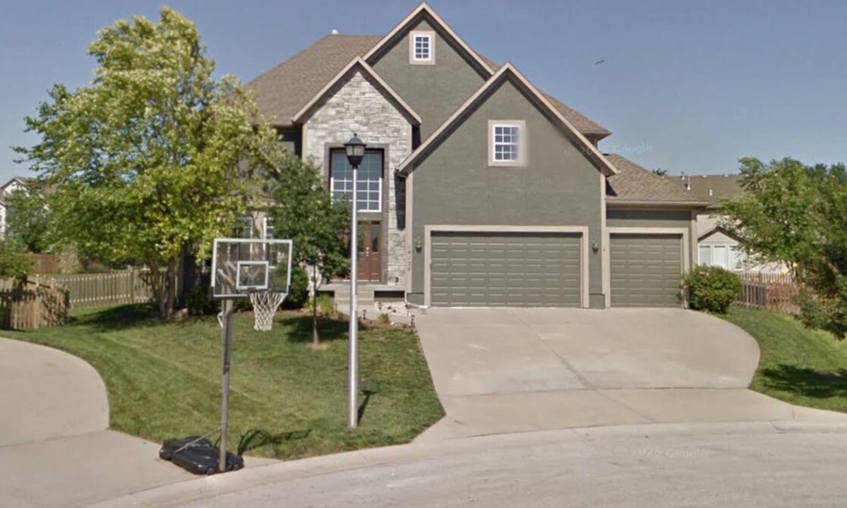 Olathe House | Spacious 5-bedroom house in Olathe. Finished basement and outdoor deck/space.