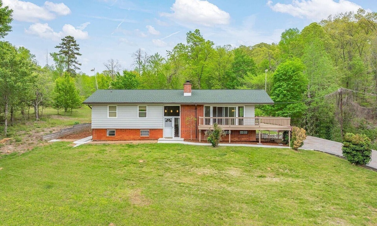 Kingston House | Spacious 5-bedroom Lake House in Kingston TN