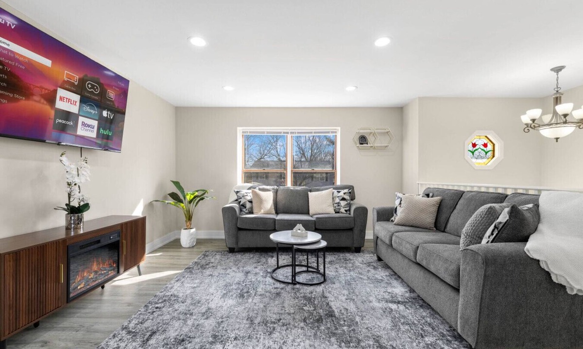 Woodstock House | Spacious 5BR Retreat 8 Beds Pet-Friendly