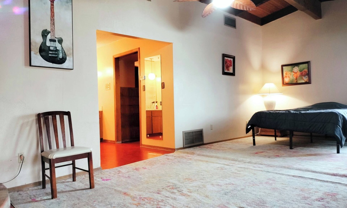 Lawton Villa | Spacious 6-bedroom Golf Villa with AC right by Lawton county club golf course