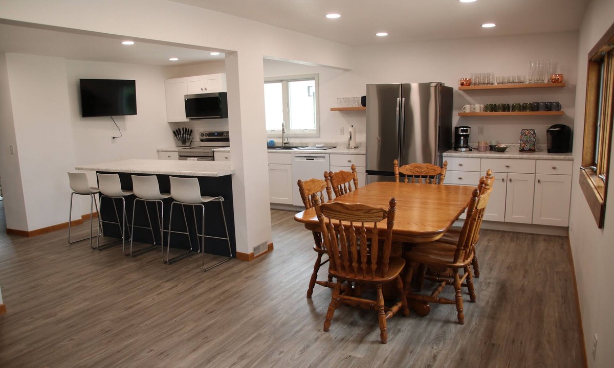 Chamberlain House | Spacious 6-bedroom farmhouse in lovely Chamberlain