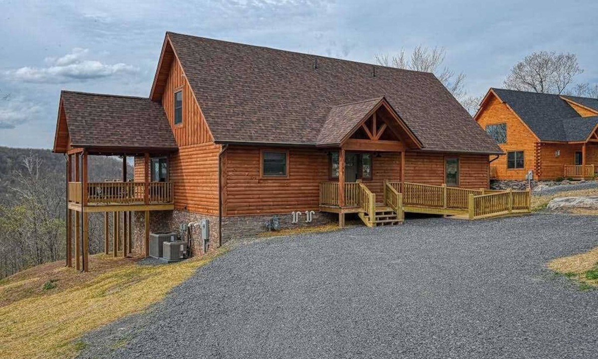 McHenry Ski Chalet | Spacious 6BR Chalet - HOT TUB - McHenry