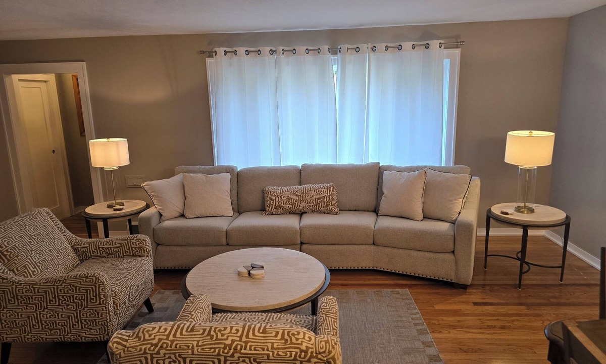 Benson House | Spacious and Charming 3-bedroom house with WiFi, AC in beautiful Omaha