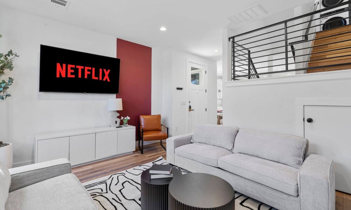 University Hills and Windsor Park House | Spacious Austin Home Base| Sleeps 12+ | Near DT