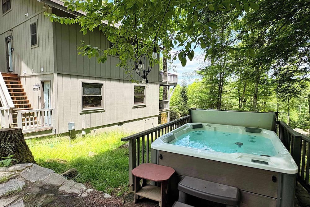 Beech Mountain Cabin | Spacious Cabin w/Hot Tub Close To Ski Lifts