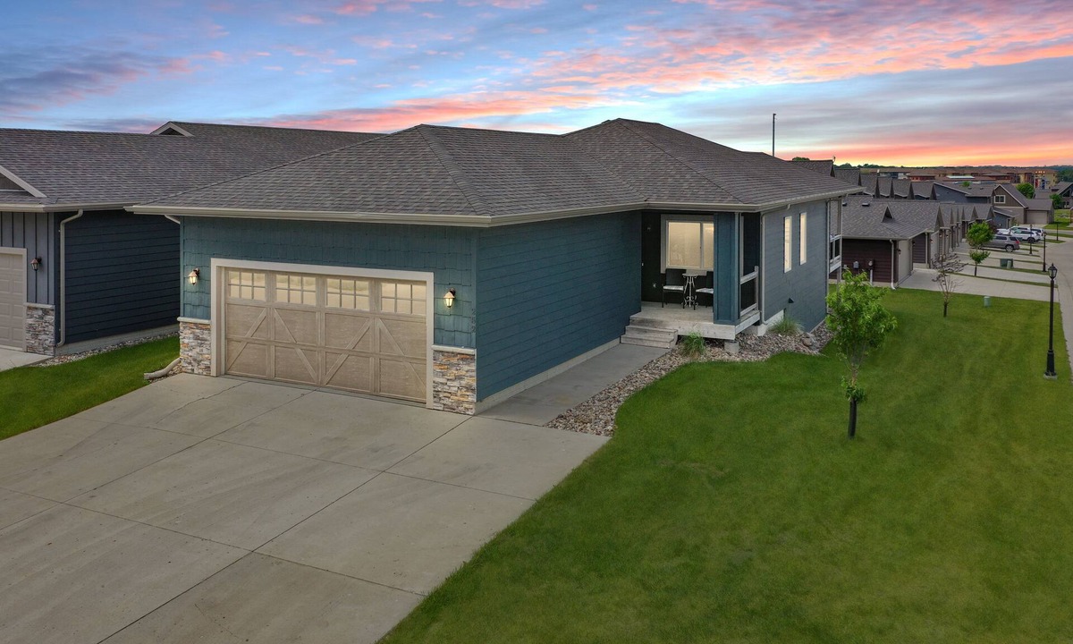 Spirit Lake House | Spacious, Clean 4BR – Steps from Pool + 6 Free Waterpark Passes Daily