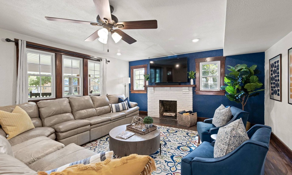 Columbia House | Spacious & Cozy near Downtown ~ HotTub ~ Game Room