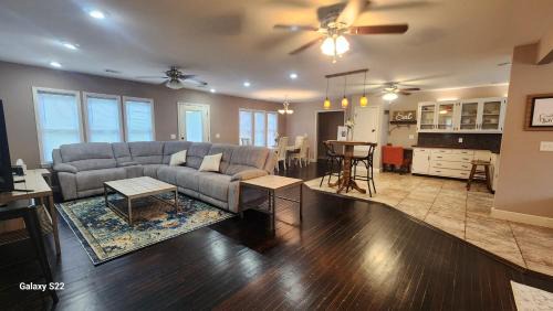 Clarksville House | Spacious Downtown 4 Bedroom