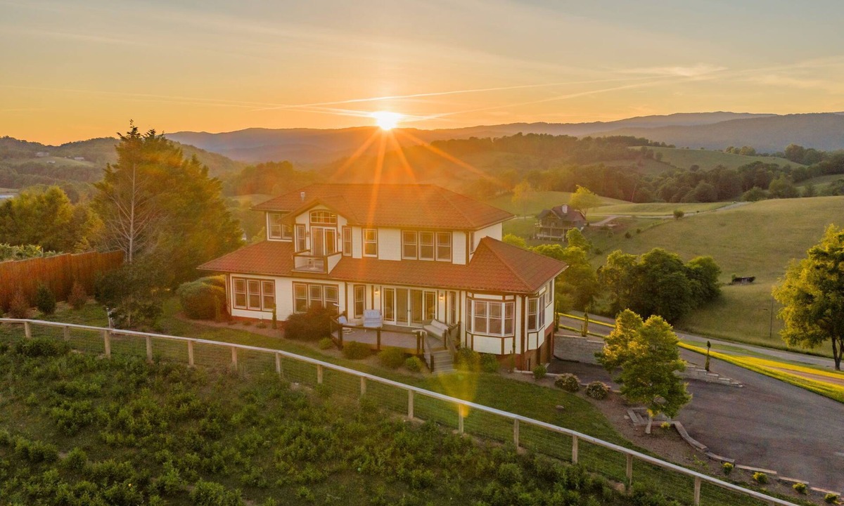 Butler House | Spacious Estate that sleeps 16 near Watauga Lake - walk to Villa Nove Vineyards!
