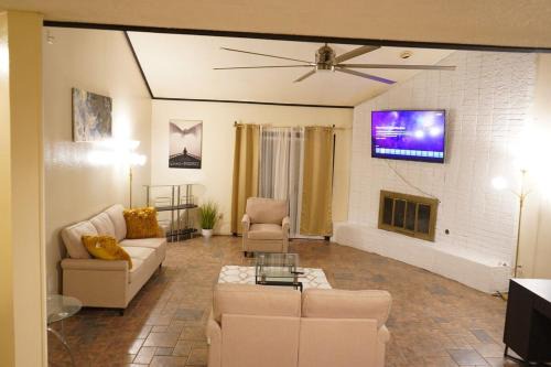 Yukon House | Spacious Family Home
