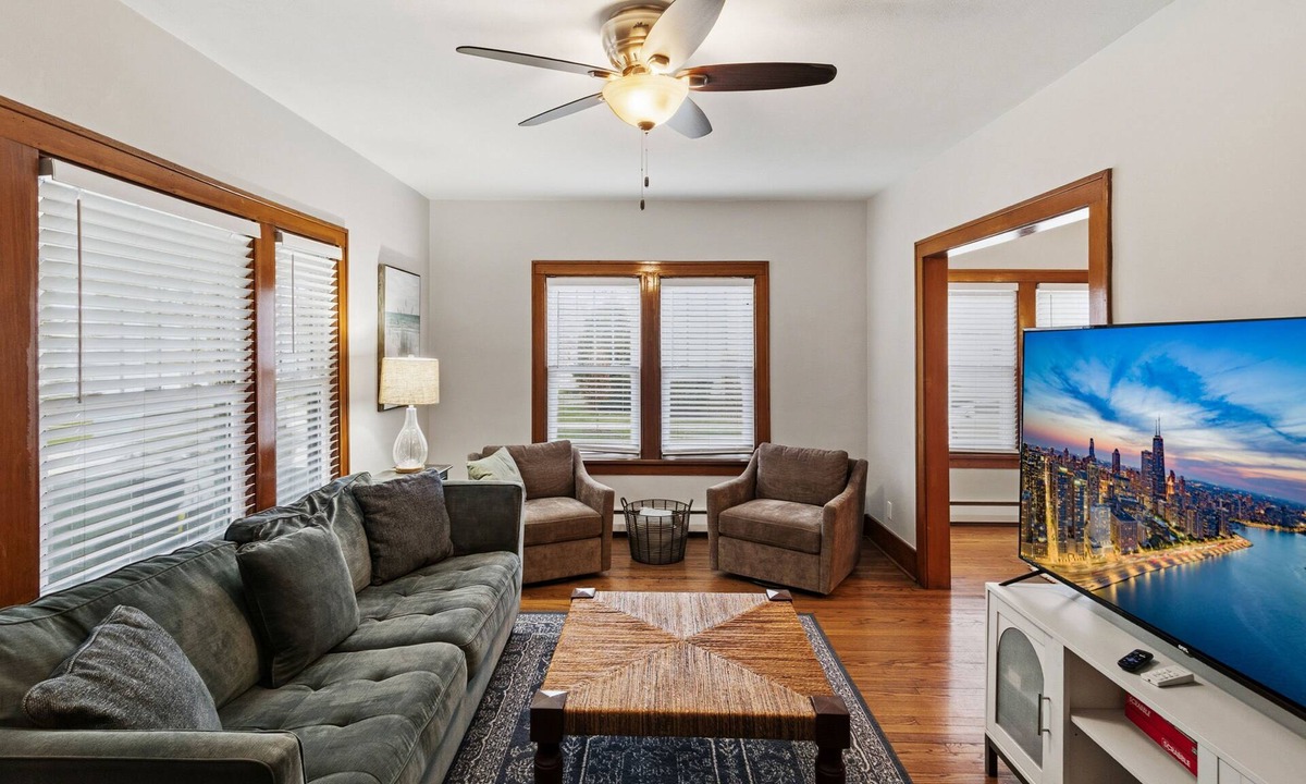 Libertyville House | Spacious Home with a Family Game Room