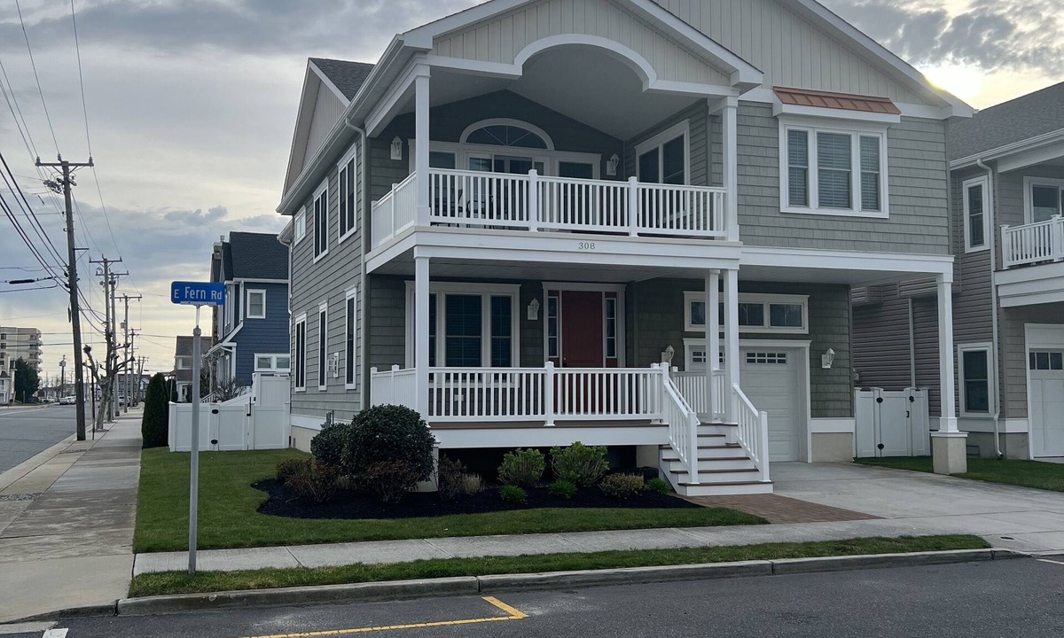 Wildwood Crest House | SPACIOUS HOUSE WITH PRIVATE POOL OCEAN VIEW 2 DECKS 4 KING BED CLOSE TO OCEAN
