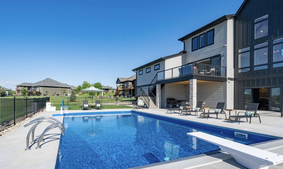 Sioux Falls House | Spacious Luxury Retreat – Private Pool, Gym, 5 Ensuite Bedrooms