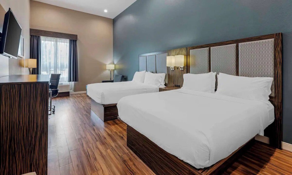 Pflugerville Hotel | Spacious Room for Families Near Typhoon Texas Water Park - 2.8 miles