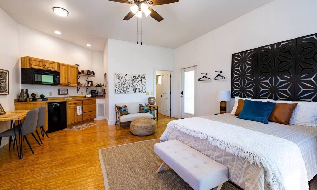 Valley Head Apartment | Spacious Secluded Upscale King Studio in Mentone