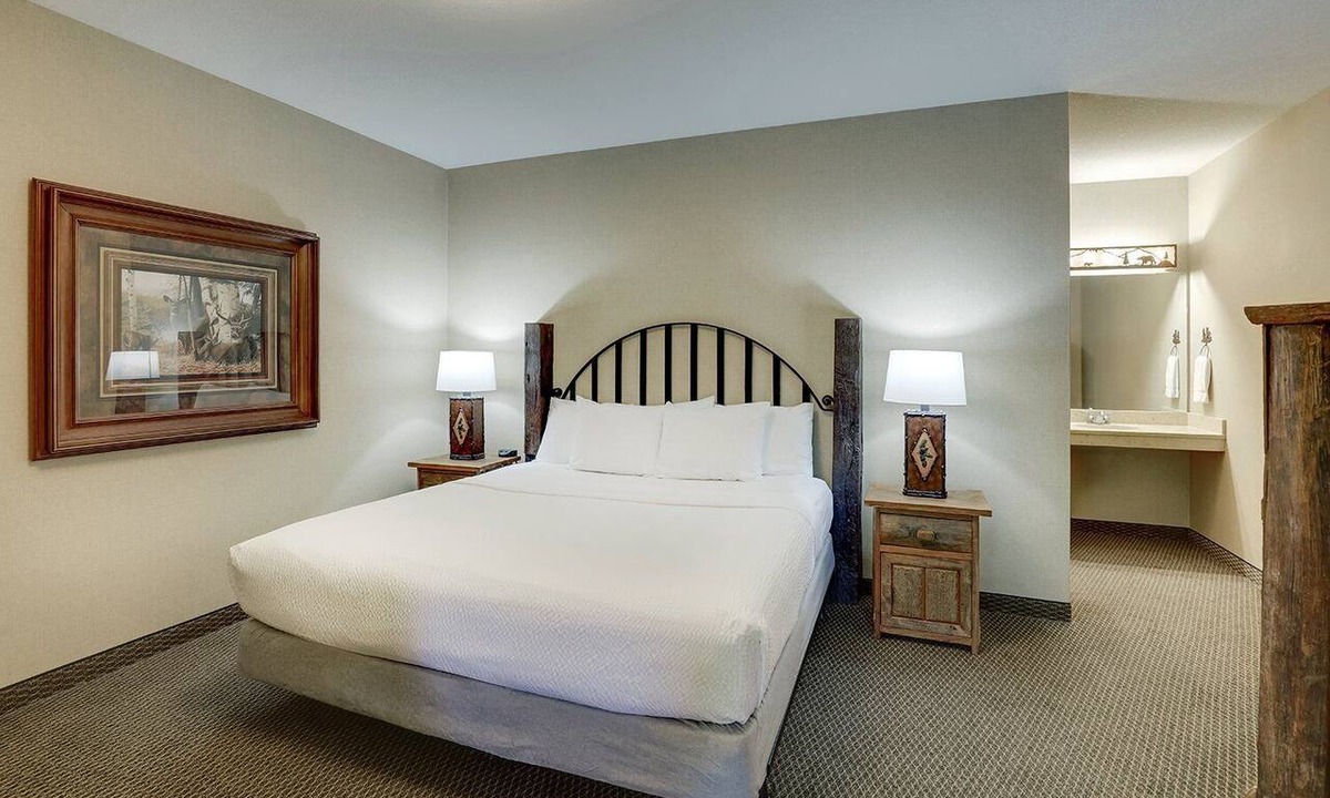 Johnston Hotel | Spacious Stay w/Pool and Hot tub Access | 0.5 mi to De Rice Asian Cuisine