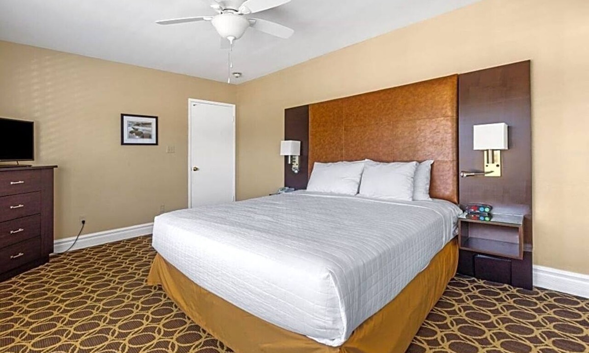 Corte Madera Hotel | Spacious Suite | Courtyard | Outdoor Pool | Free Parking | BBQ Area