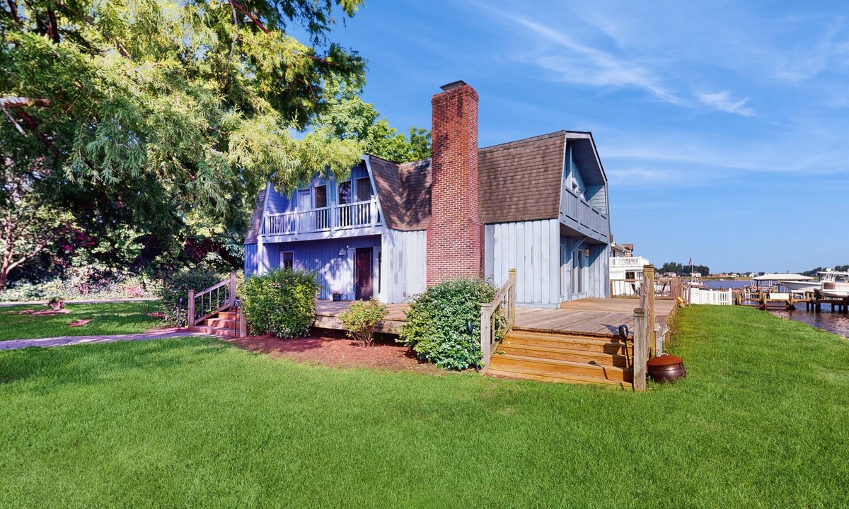 Avoca House | Spacious waterfront house with private heated seasonal pool + dock