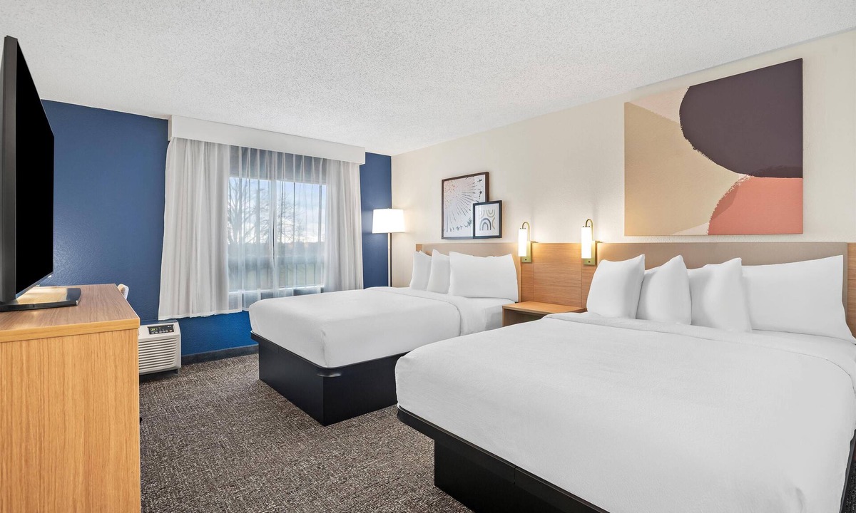 Bettendorf Hotel | Spark by Hiton Bettendorf Quad Cities