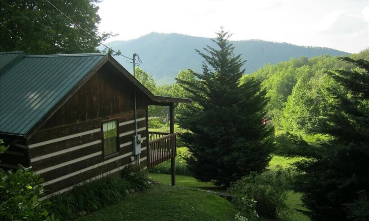 Cosby Cabin | SPARROWS NEST! COME ENJOY THE SERENITY & MOUNTAIN BEAUTY!