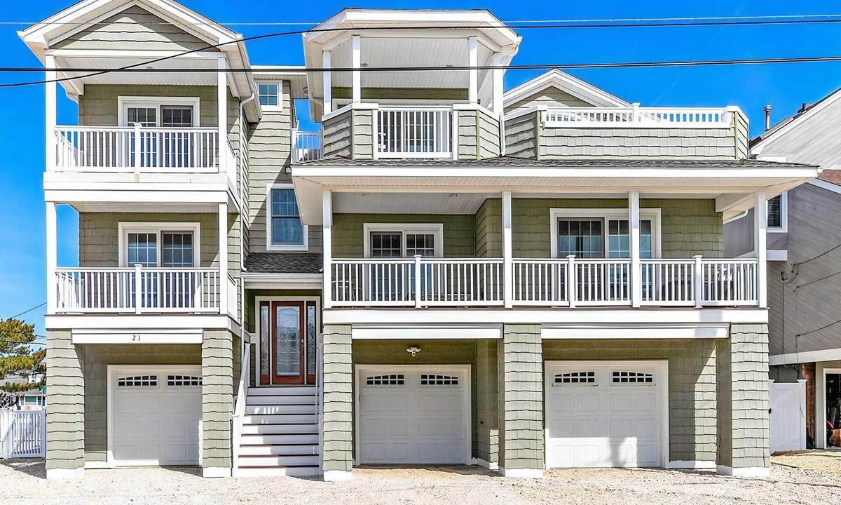 Beach Haven House | SPECTACULAR 6 BEDROOM HOME ON THE OCEANBLOCK IN BEACH HAVEN! HOT TUB!