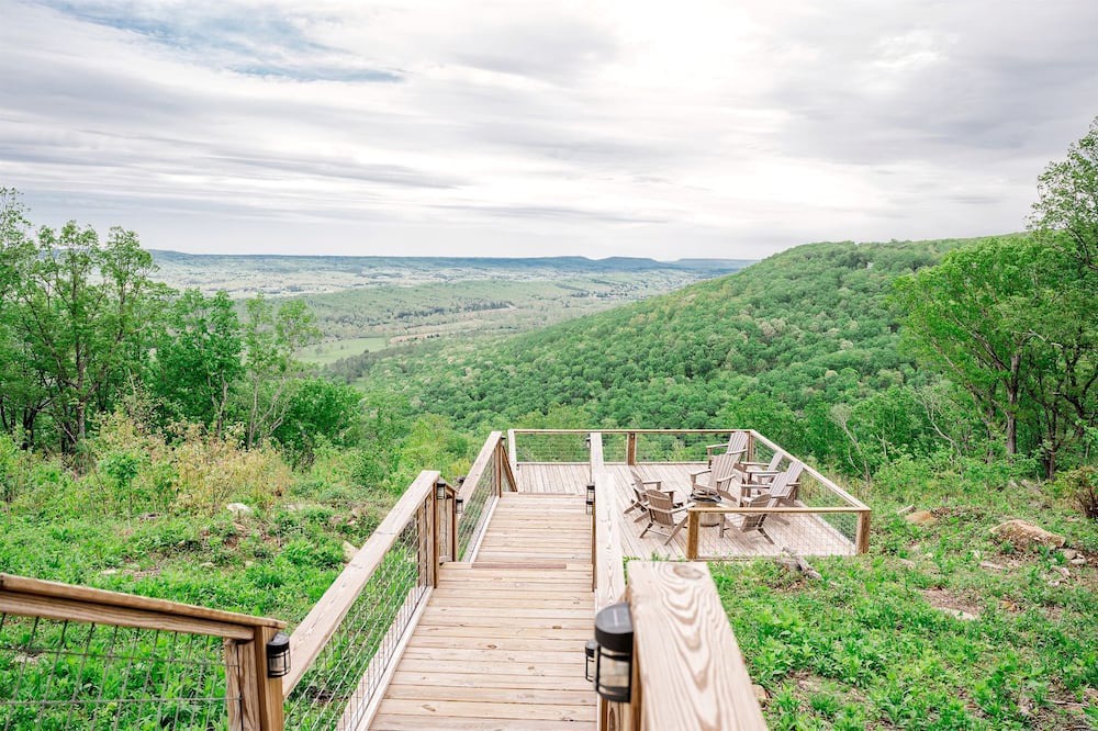 Fort Payne Cabin | Spectacular Cabin with Home Theater and Fire Pit in Fort Payne, Alabama