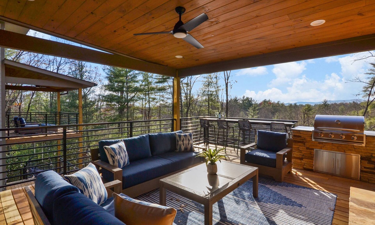 Ellijay Cabin | Splash Mountain Lodge ~ Modern Cabin w/Heated Indoor Pool ~ Hot Tub ~ Fire Pit