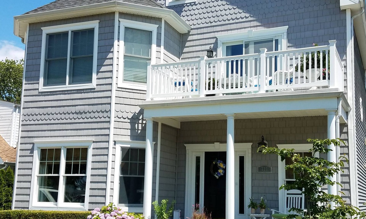 Spring Lake House | Spring Lake. 5 BR, 4 BA. 5 Beach/Pool Passes, 3 Blocks to Beach and Lake Views