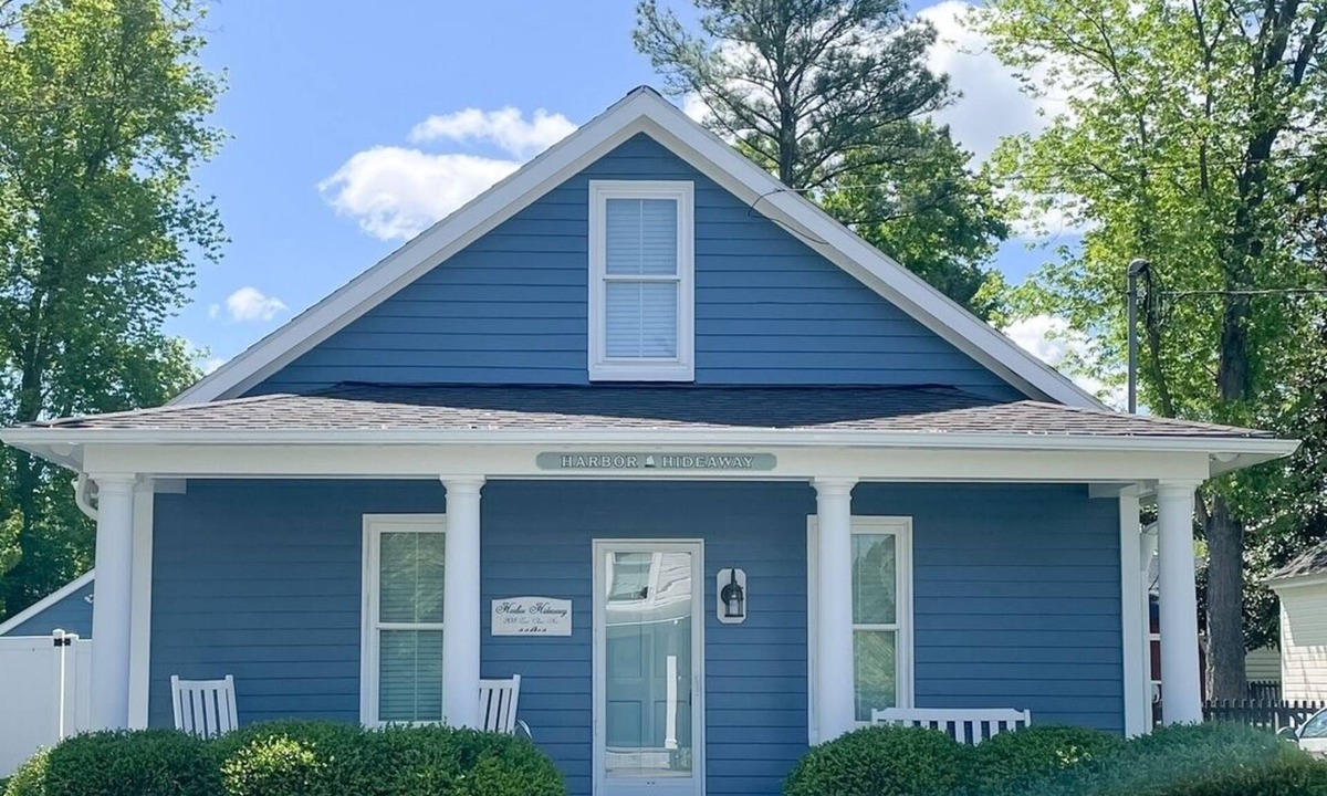 St. Michaels Cottage | St. Michael's Premier In-Town Rental with heated pool. Pool opens 4/3