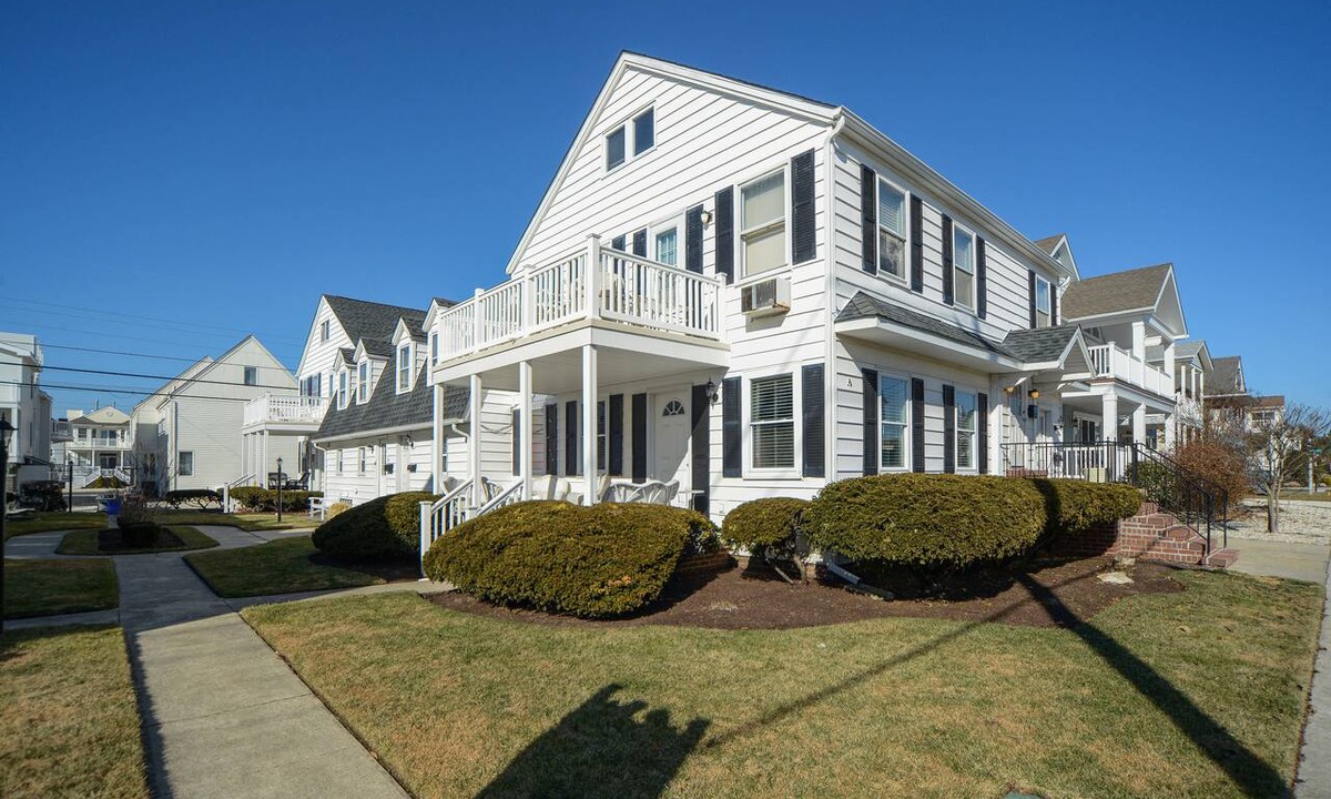 Gold Coast Condo | Stainless Steel appliances, Granite counter tops, Large ceramic tile shower, and Flatscreen TVs.