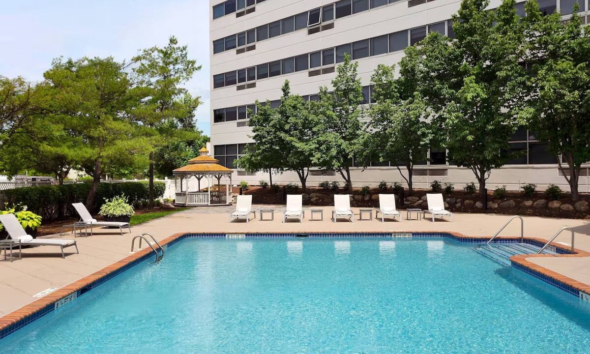 Iselin Hotel | Standard Room at Delta Hotels, Free Parking, Short Drive to Woodbridge Mall