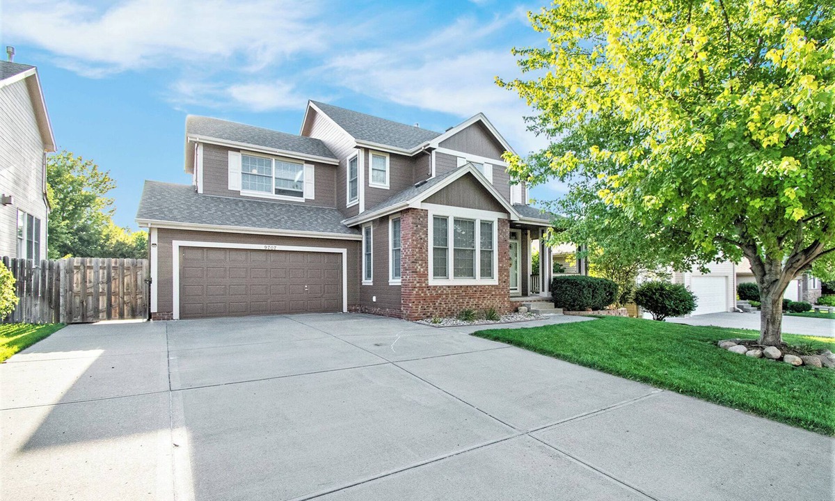 Bellevue House | Stay and Play Retreat - Family Home and Game Room