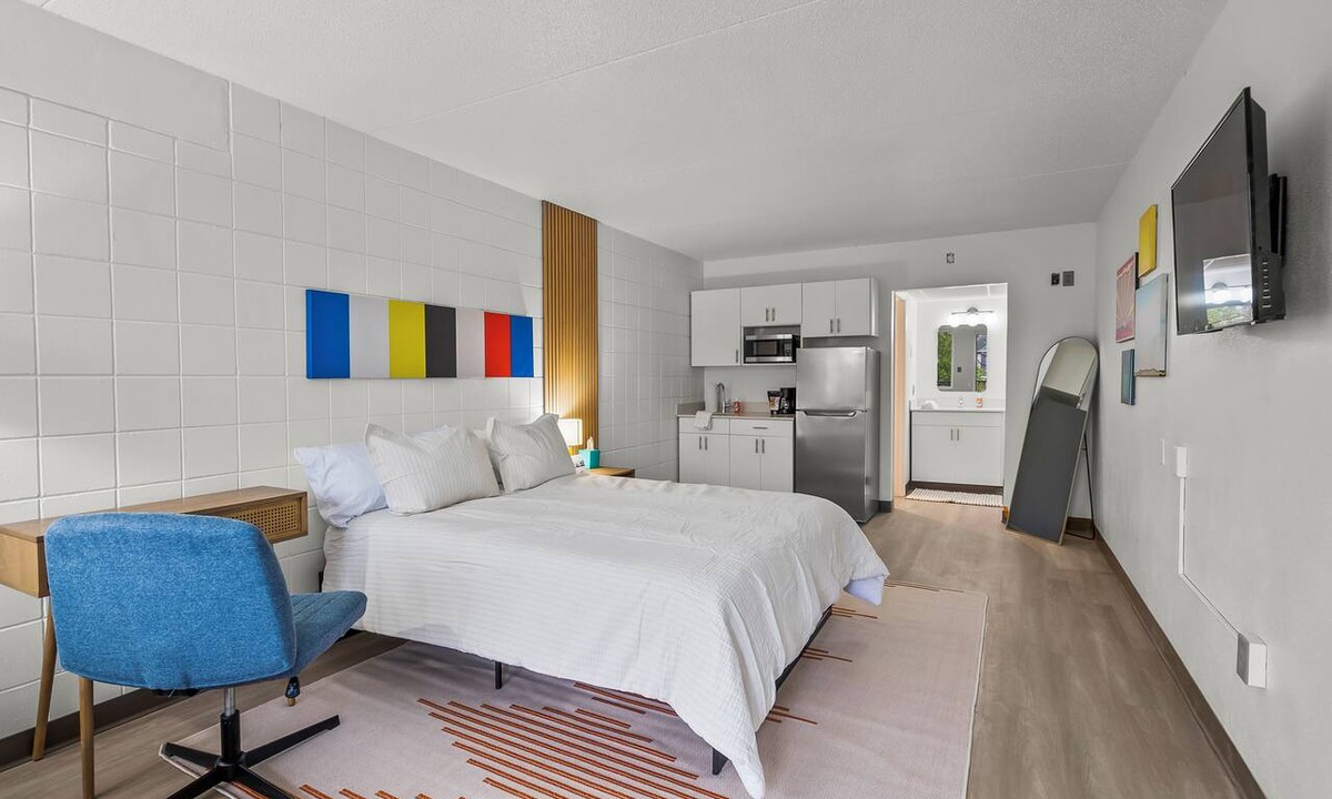 Cedar Falls Apartment | Stay Downtown, Free Gated Parking, Renovated Studio! 512