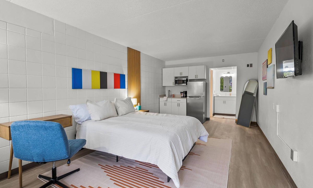 Cedar Falls Apartment | Stay Downtown, Free Gated Parking, Renovated Studio! 514
