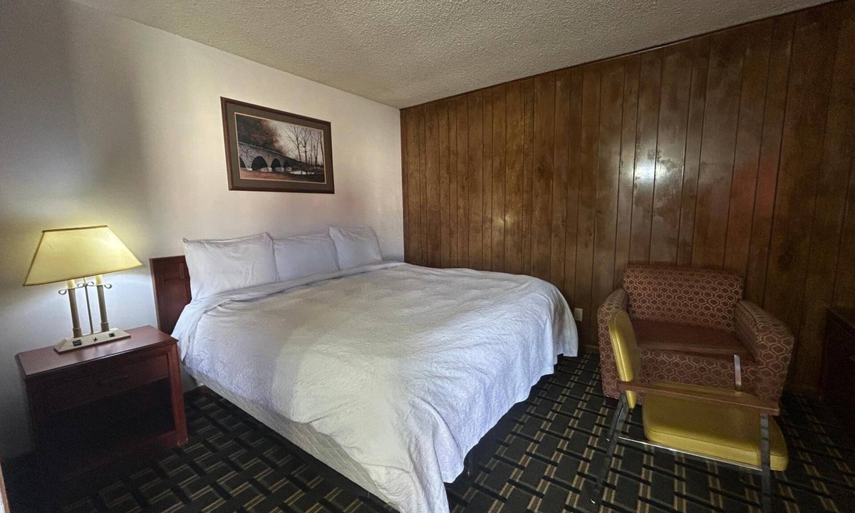 Broken Bow Hotel | Stay in a Relaxed, Inviting Room Within Walking Distance of Sylvester’s Cafe