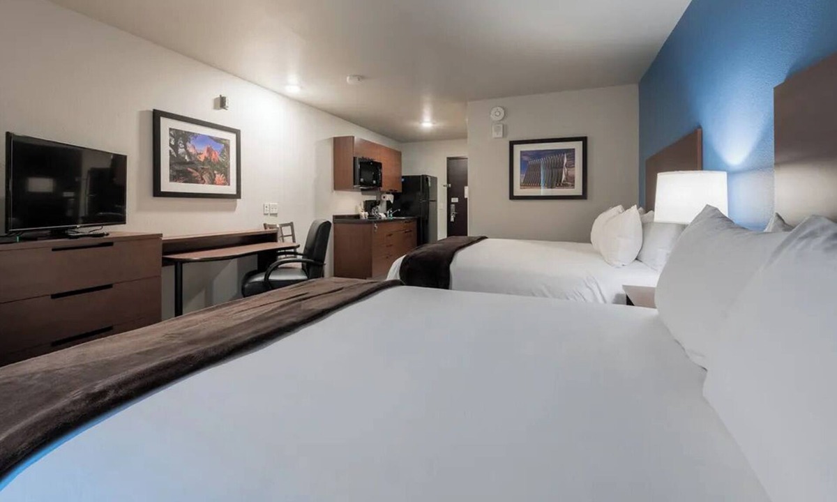 Altoona Hotel | Stay Near Adventureland, Prairie Meadows & Airport – Pet-Friendly! 2 Rooms