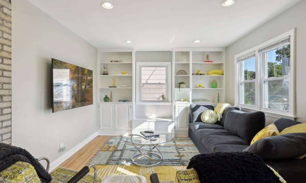 St. Anthony West House | Steps to downtown/close to the River/comfy beds