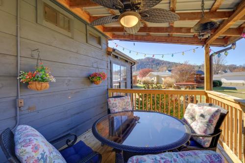 Damascus House | Steps to Virginia Creeper Trail: Creekside Retreat