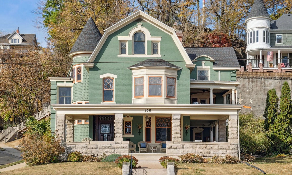 Dubuque House | Stone Cliff Manor- historic home with unique history. Perfect for large groups