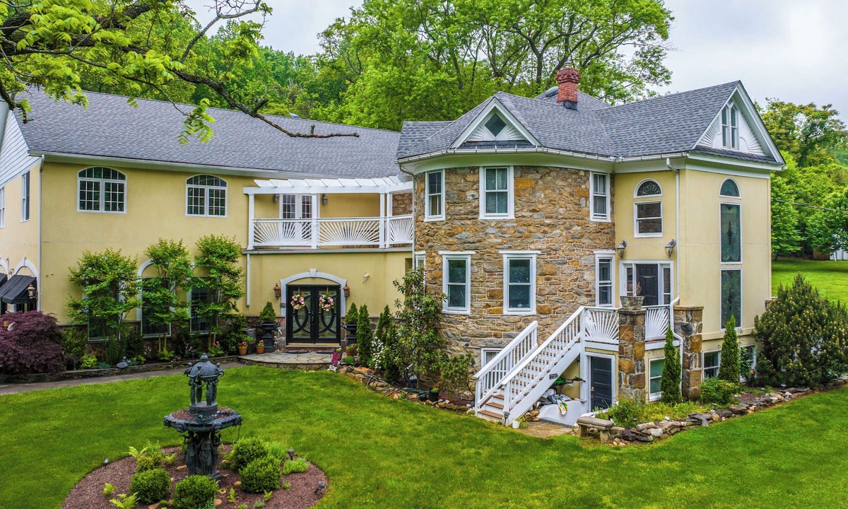 Lovettsville Bed & Breakfast | Stone Manor Boutique Inn